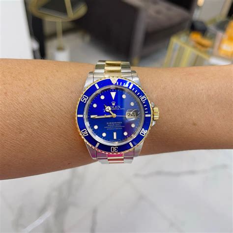 how much does a gold rolex submariner weigh